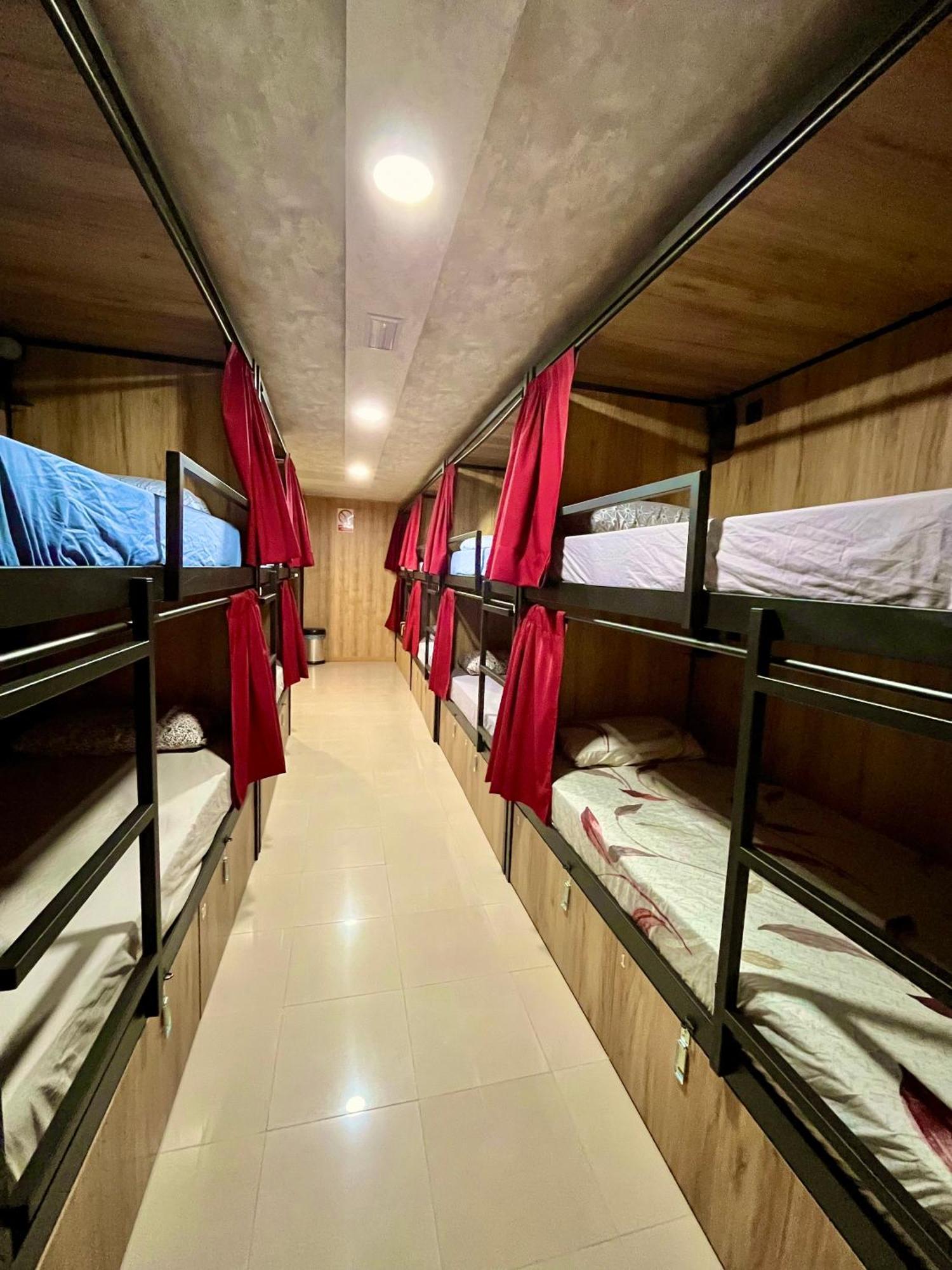 Velvet Hostel Madrid Eksteriør billede